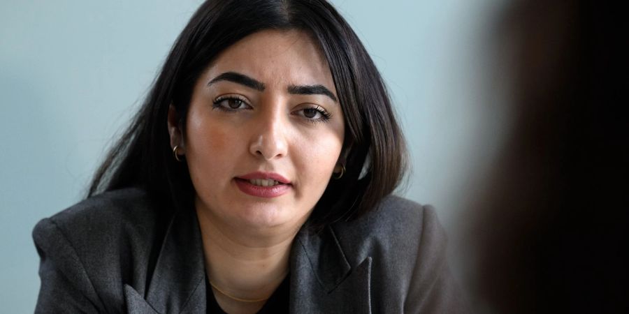 Reem Alabali-Radovan (SPD), Staatsministerin und Beauftragte der Bundesregierung für Migration, Flüchtlinge und Integration, beim dpa-Interview im Bundeskanzleramt.