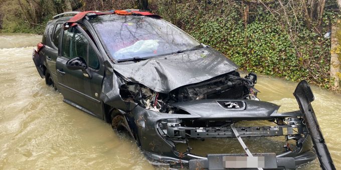 Mönthal AG: Selbstunfall einer 55jährigen Automobilistin. Mönthal