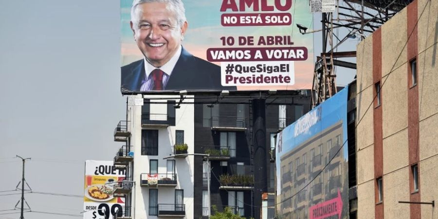 Une affiche appelle à voter à une «consultation révocatoire» sur le mandat du président mexicain Manuel Lopez Obrador (AMLO), le 4 avril 2022 à Mexico