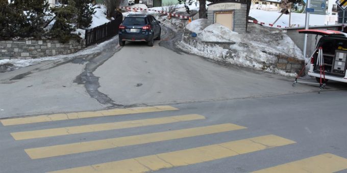 Auto kollidiert mit Fussgänger.