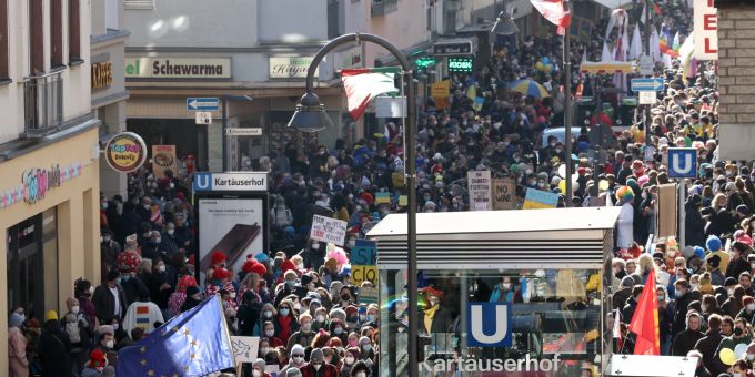 28.02.2022, Nordrhein-Westfalen, Köln: Ein Friedensdemonstrationszug zieht am Rosenmontag durch die Innenstadt. Friedensdemonstration in Köln