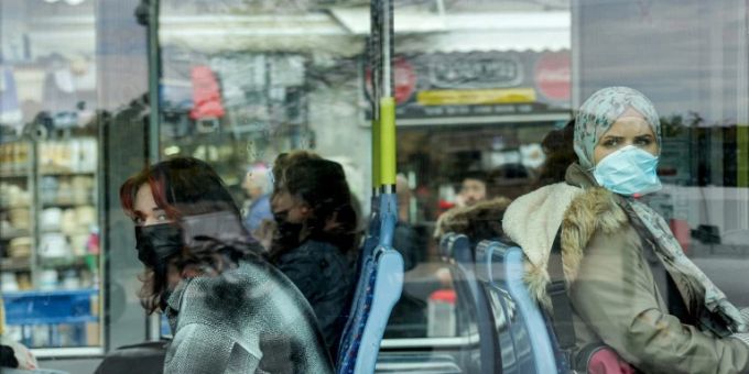 Strassenbahn-Passagiere mit Maske in Jerusalem. israel maske