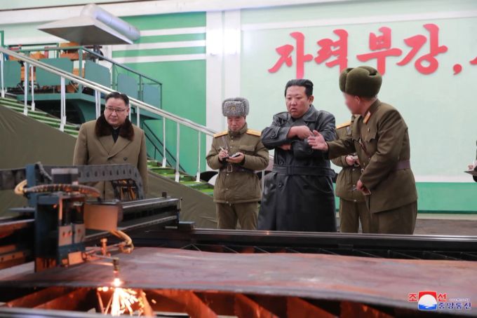 Der Machthaber von Nordkorea Kim Jong Un in einer Waffenfabrik. nordkorea