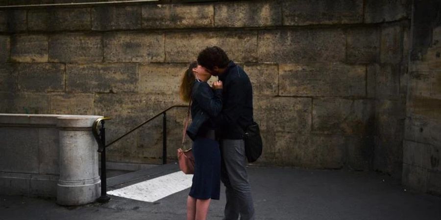 Verliebte in Paris können am Valentinstag romantische Nachrichten auf Reklametafeln anzeigen lassen. Foto: Martin Bureau/AFP/dpa