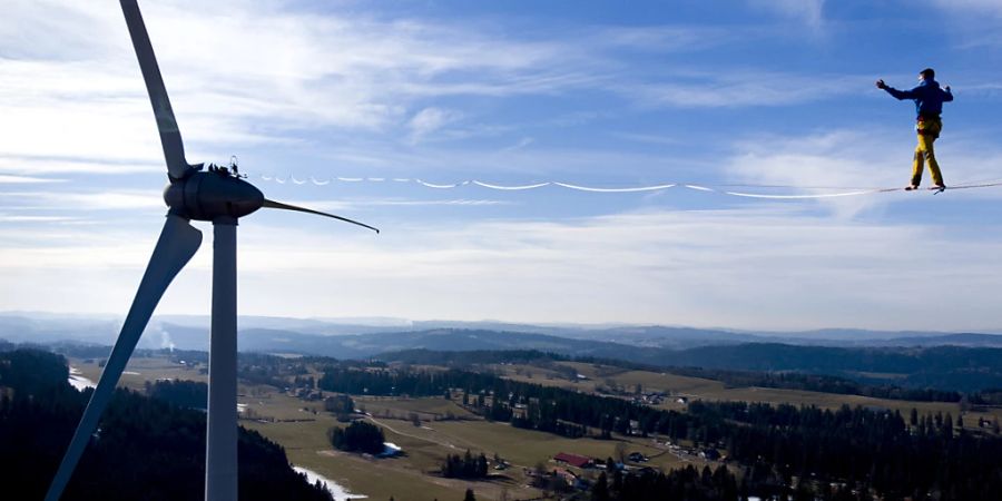 Ein Hochseilakt zischen zwei Windturbinen in den französischen Freibergen.