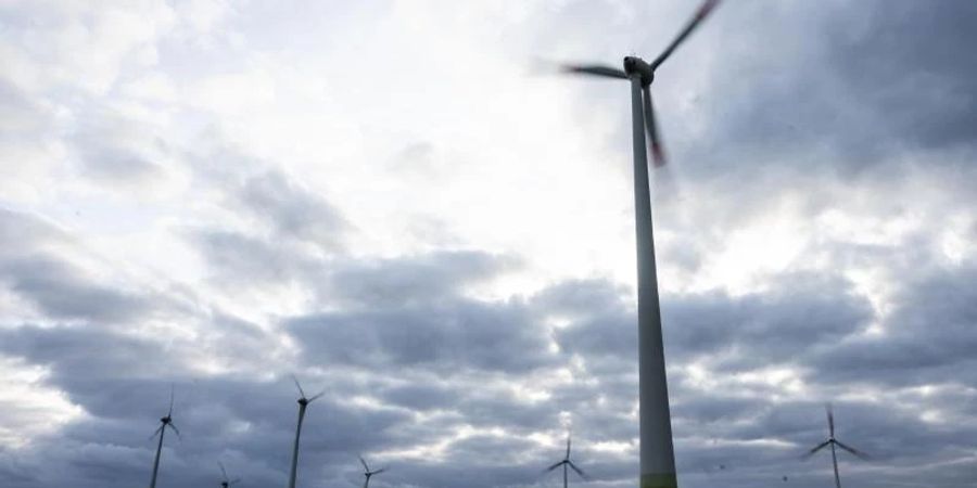 Das stürmische Wetter der vergangenen Wochen hat im Februar für einen Windstrom-Rekord gesorgt. Foto: Christophe Gateau/dpa