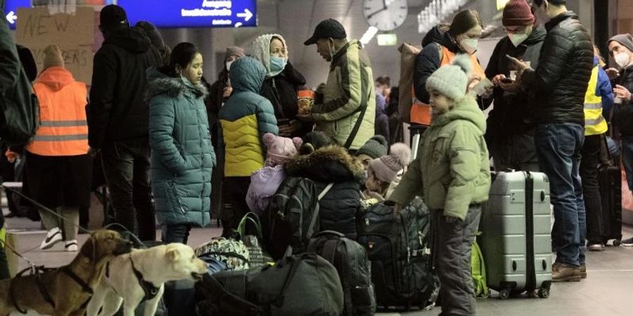 Flüchtlinge aus dem ukrainischen Kriegsgebiet warten im Hauptbahnhof Berlin. Foto: Paul Zinken/dpa