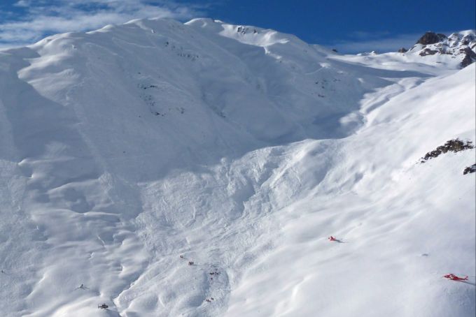 Ein Blick auf den Lawinenkegel nach einem Lawinenabgang an der tirolerisch-schweizerischen Grenze in Spiss (Bezirk Landeck) am Freitag, 4. Februar 2022. tirol