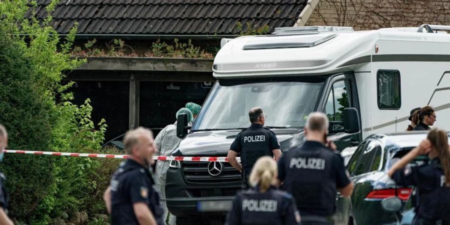 Polizisten untersuchen das Haus in Dänischenhagen bei Kiel, in dem zwei Tote gefunden wurden (Archivbild). Foto: Axel Heimken/dpa