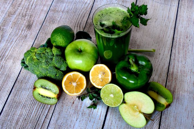 Die Sirtfood-Diät bevorzugt pflanzliche Kost, die das Enzym Sirtuin enthält. Grün Obst Gemüse