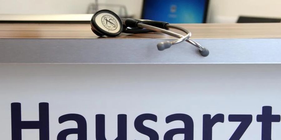 Beschäftigte in Hausarztpraxen, die nach Inkrafttreten der Corona-Impfpflicht keinen Impf- oder Genesenennachweis vorlegen können, müssen mit einer Abmahnung und in letzter Konsequenz mit ihrer Entlassung rechnen. Foto: Stephan Jansen/dpa