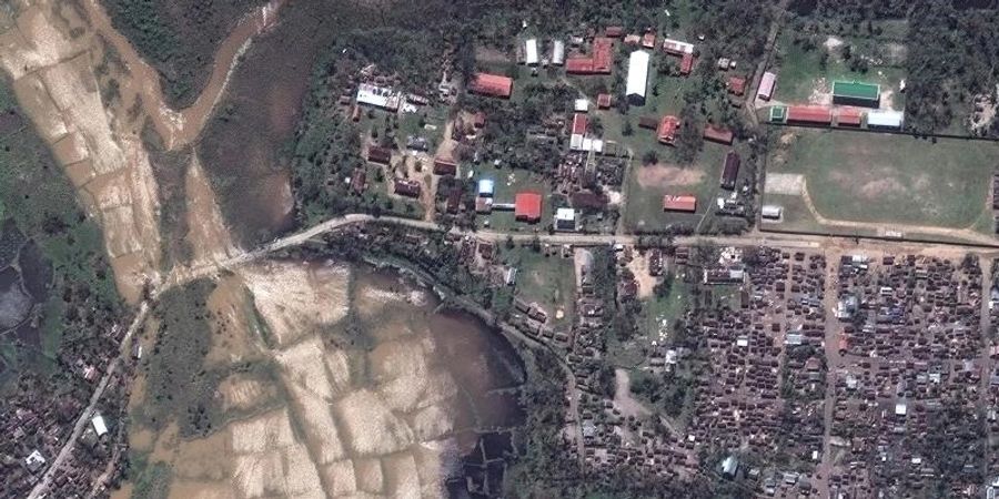 Das Satellitenbild zeigt überflutete Strassen, Felder und den Hauptort Nosy Varika in Madagaskar nach dem Tropensturm «Batsirai». Foto: Uncredited/Satellite image ©2022 Maxar Technologies via AP/dpa