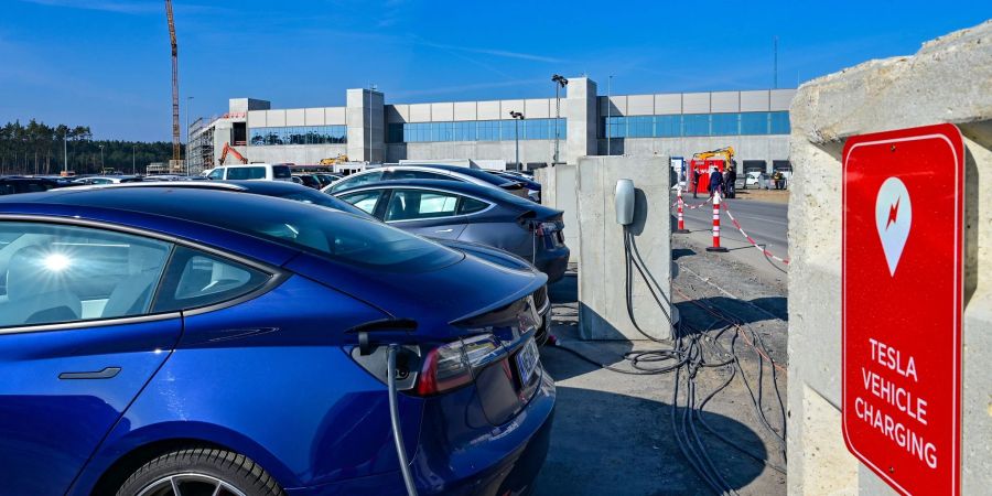 Elektrofahrzeuge der Marke Tesla werden vor der Tesla Gigafactory Berlin Brandenburg geladen.