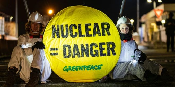 Greenpeace-Aktivisten stören den ersten internationalen Atomenergie-Gipfel in Brüssel. Im Bild: Greenpeace-Aktivisten in Flamanville (F). (Archivbild) Greenpeace-Aktivisten in Flamanville
