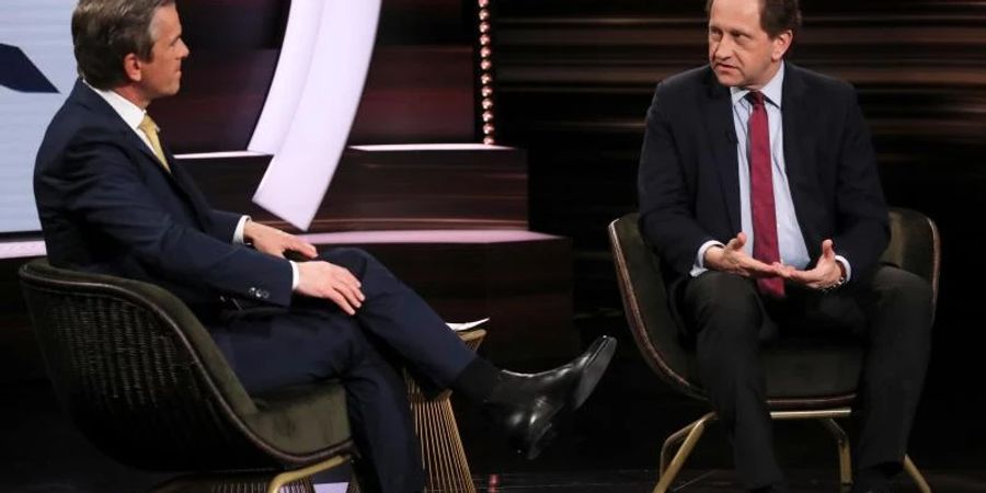 Moderator Markus Lanz (l) hörte dem FDP-Politiker Alexander Graf Lambsdorff zu und sammelte Spenden für die Ukraine. Foto: Cornelia Lehmann/ZDF/dpa