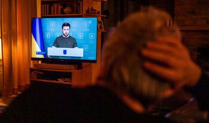 Ein Mann sitzt auf dem Sofa und schaut im Fernsehen die «Tagesschau» zum Ukraine-Konflikt - gezeigt wird der ukrainische Präsident Selenskyj. Foto: Lino Mirgeler Ukraine-Konflikt - Fernsehen