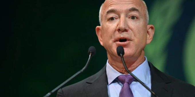 Amazon-Gründer Jeff Bezos hält eine Rede. (Archivbild) jeff bezos
