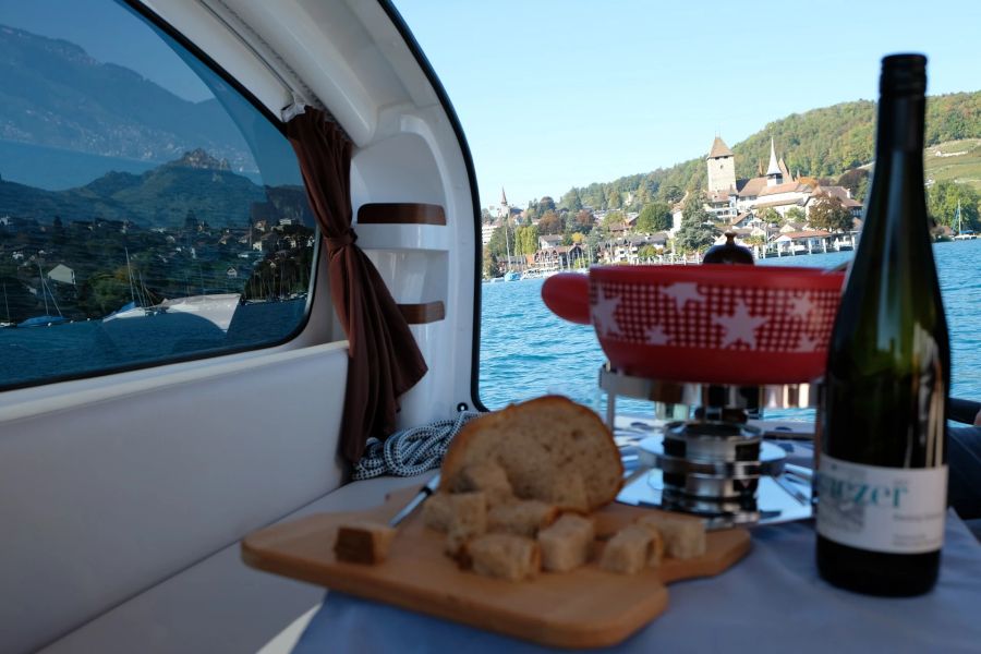 Ihr bringt die gute Laune, Spiez erledigt den Rest: sanfte Wellen, der Blick aufs Schloss, dazu ein Tropfen Spiezer Weisswein ... Herz, was willst du mehr?