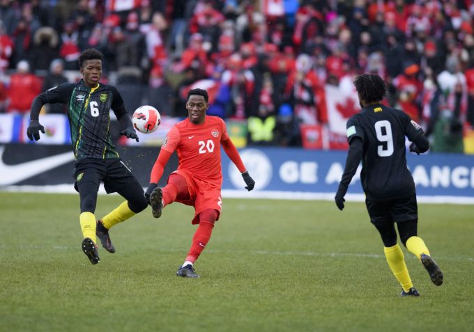 Der Kanadier Jonathan David (m.) fährt mit seinem Team an die WM 2022 in Katar. Wm 2022
