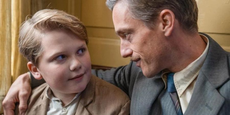 Julius Weckauf (l) und Volker Bruch in einer Szene des Dramas "Der Pfad". Foto: Wolfgang Ennenbach/Eyrie Entertainment GmbH / Warner Bros. Entertainment GmbH/dpa