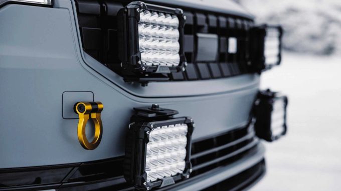 Eckige LED-Zusatzscheinwerfer und eine goldene Abschleppöse sind nicht die einzigen optischen Highlights Polestar 2 Arctic Circle