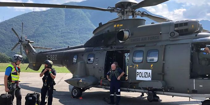 Die Schweizer Armee unterstützt die Tessiner Kantonspolizei bei der Suche nach einem Vermissten mit einem Superpuma. Die Schweizer Armee unterstützt die Tessiner Kantonspolizei bei der Suche nach einem Vermissten mit einem Superpuma.