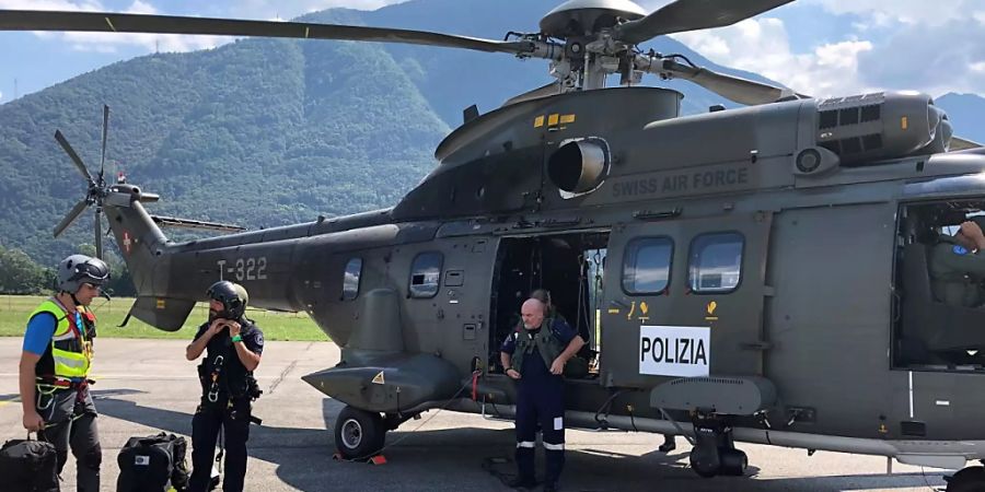 Die Schweizer Armee unterstützt die Tessiner Kantonspolizei bei der Suche nach einem Vermissten mit einem Superpuma.