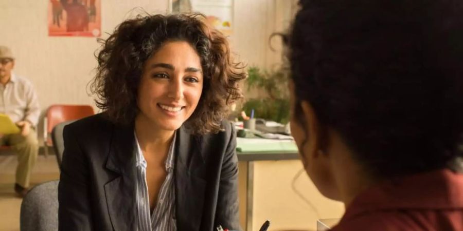 Selma (Golshifteh Farahani) eröffnet in Tunis eine Praxis für Psychotherapie. Foto: Carole Bethuel/Prokino Filmverleih GmbH/dpa