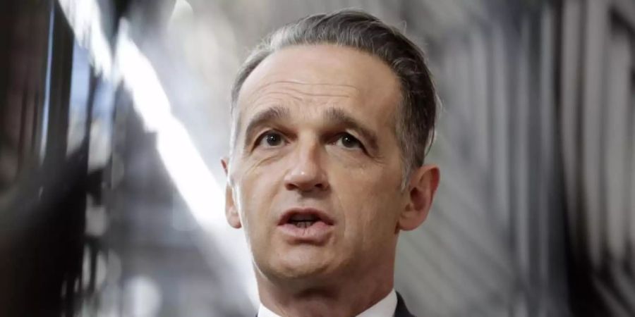 Heiko Maas (SPD), Bundesaussenminister, spricht mit Journalisten vor einem Treffen der EU-Aussenminister im Gebäude des Europäischen Rates. Foto: Olivier Hoslet/Pool EPA/AP/dpa