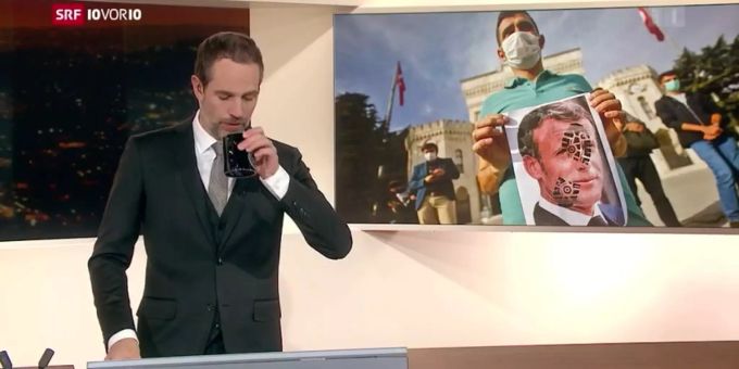 Arthur Honegger hustet ausgerechnet bei einem Corona-Beitrag auf «10vor10» und muss einen Schluck Wasser zu sich nehmen. Arthur Honegger SRF Coronavirus