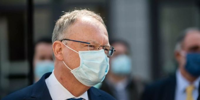Niedersachsens Ministerpräsident Stephan Weil (SPD) mit Atemschutz. Stephan Weil