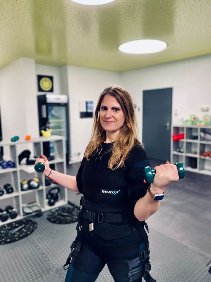 Francesca hält sich regelmässig mit EMS fit Frau im EMS Training