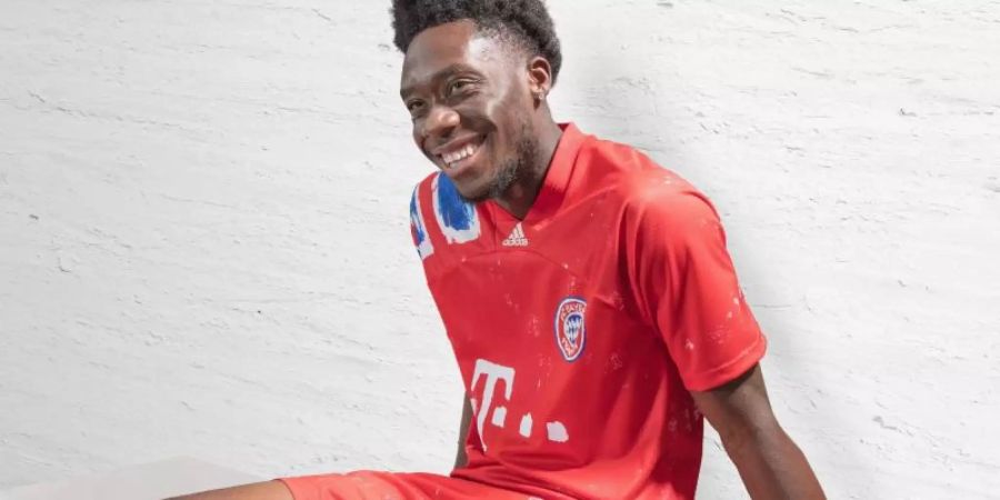 Alphonso Davies trägt ein neu gestaltetes Sondertrikot des FC Bayern München. Foto: adidas/dpa