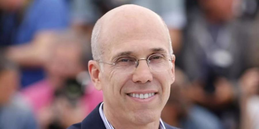 Mitgründer Jeffrey Katzenberg gibt die Aufgabe des Videodiensts Quibi bekannt. Foto: Guillaume Horcajuelo/EPA/dpa/Archivbild