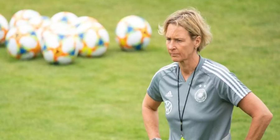 Bundestrainerin Martina Voss-Tecklenburg hat sich mit ihrem Team vorzeitig für die EM 2022 qualifiziert. Foto: Sebastian Gollnow/dpa
