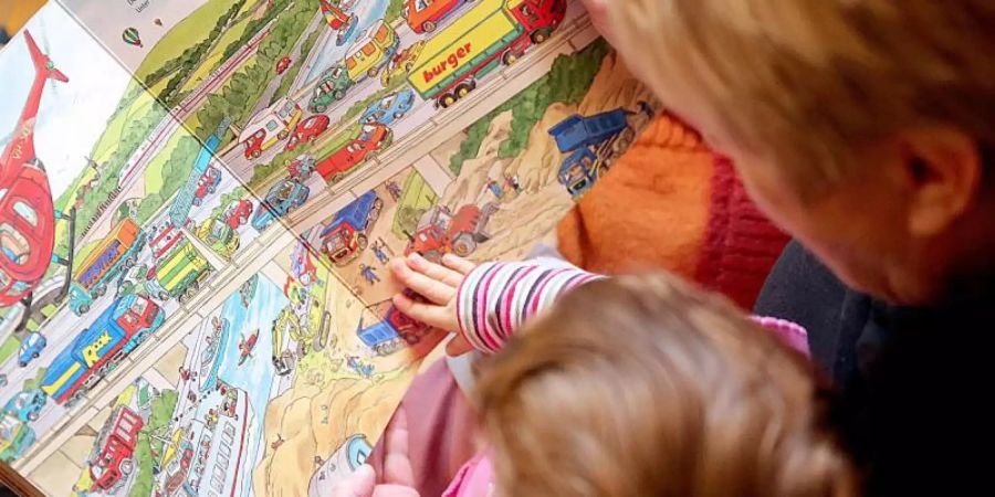Die Koalition plant zusätzliche Möglichkeiten der Entschädigung bei Verdienstausfällen für Eltern, die ihre Kinder betreuen müssen. Foto: Mascha Brichta/dpa-tmn