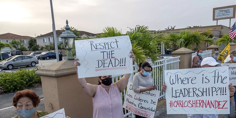In den USA sind inzwischen mehr als 150 000 Menschen nach einer Infektion mit dem Coronavirus gestorben. Protestierende Einwohnerinnen in Florida.