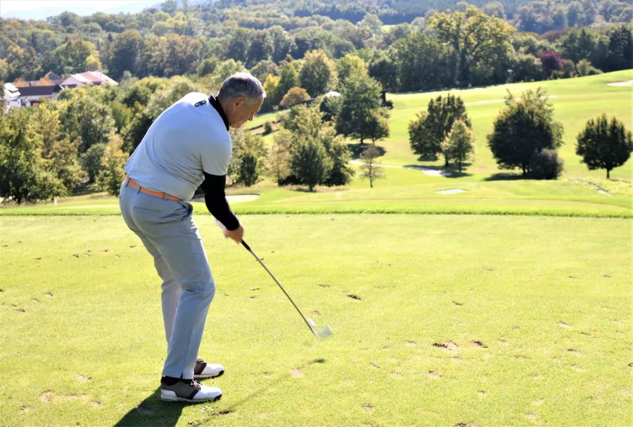 Nati-Direktor Pierluigi Tami beim Abschlag auf dem Golfplatz.