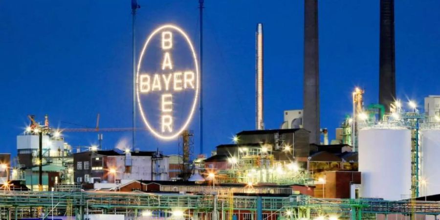 Das Bayer Werk in Leverkusen, fotografiert vom Rheinufer in Köln. Der Pharma- und Agrarchemiekonzern Bayer will noch mehr sparen. Foto: Oliver Berg/dpa