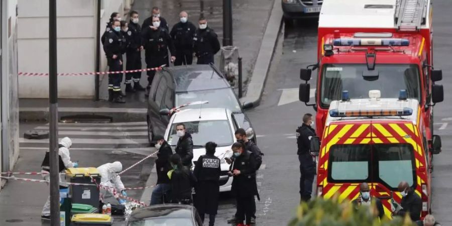 Polizisten umzingeln den Tatort in Paris. Mittlerweile konnte der mutmassliche Täter festgenommen werden. Foto: Thibault Camus/AP/dpa