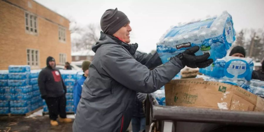 Freiwillige verteilen Trinkwasser in Flint im Jahr 2016