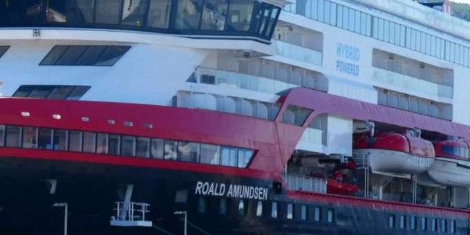 Auf der MS Roald Amundsen, die die Hurtigruten bereist, ist die Zahl der infizierten Crew-Mitglieder auf 33 gestiegen. Foto: Hinrich Bäsemann/dpa Auf der MS Roald Amundsen, die die Hurtigruten bereist, ist die Zahl der infizierten Crew-Mitglieder auf 33 gestiegen. Foto: Hinrich Bäsemann/dpa