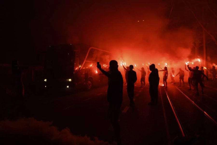 Die Spieler des BSC Young Boys werden mit einem Feuerwerk empfangen.