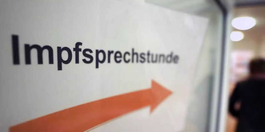 Die Ständige Impfkommission empfiehlt aktuell, dass sich hauptsächlich Risikogruppen gegen Grippe impfen lassen sollen. Foto: Bernd Wüstneck/dpa-Zentralbild/dpa