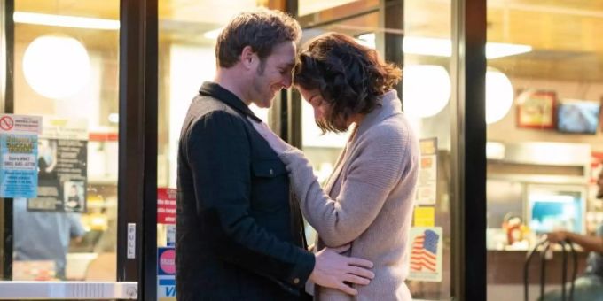Denk positiv: Bray (Josh Lucas) und Miranda (Katie Holmes) sind füreinander bestimmt. Foto: Alfonso Pompo Bresciani/Capelight Pictures/dpa Denk positiv: Bray (Josh Lucas) und Miranda (Katie Holmes) sind füreinander bestimmt. Foto: Alfonso Pompo Bresciani/Capelight Pictures/dpa