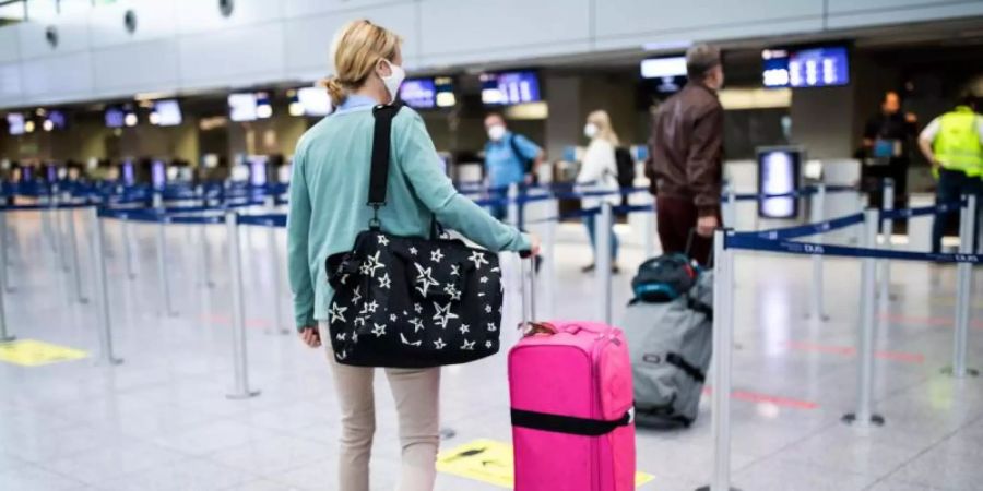 Passagiere sollen mit dem Smartphone am Flughafen künftig sämtliche Formalitäten erledigen können. Foto: Marcel Kusch/dpa