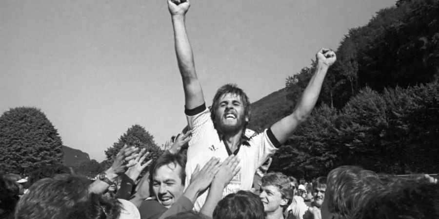 1984: Jubel bei Geislingen nach dem Abpfiff über den 2:0-Sieg gegen den HSV. Foto: picture alliance / dpa