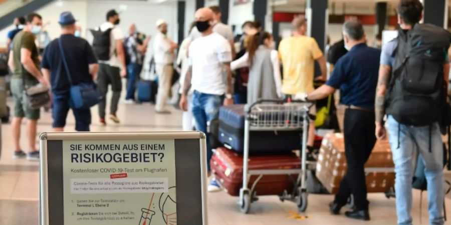 Passagiere an einem Flughafen