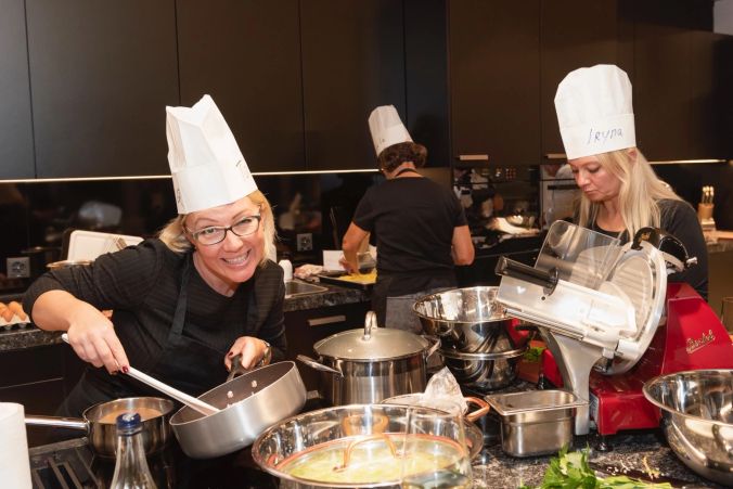 Tanja rührt den Lauch kräftig durch ...