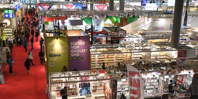 ARCHIV - Blick über eine Ausstellungshalle der Frankfurter Buchmesse. Foto: Jens Kalaene/dpa-Zentralbild/dpa Frankfurt